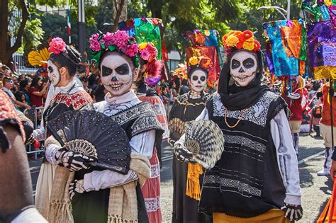 「農民の祝祭」：メキシコの陽光と土俗を鮮やかに描いた壮大な風景画！