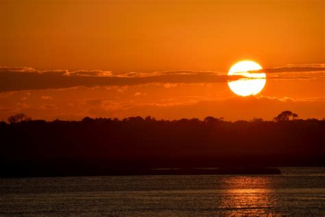  「落日之舞」：躍動する紅の夕陽と幻想的な色彩の調和！